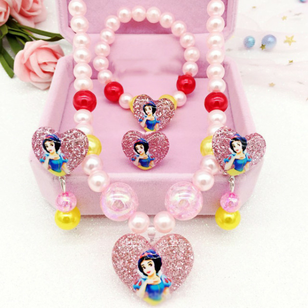 Open roze juwelendoosje met 4 Sneeuwwitje-juwelen erin