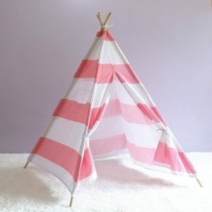 roze en wit gestreepte tent voor een meisje in een slaapkamer op een wit tapijt