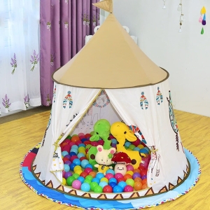 witte en bruine tipi tent voor meisjes met veelkleurig speelbal binnen in een slaapkamer