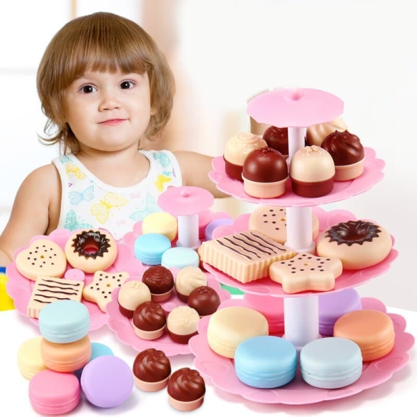 Veelkleurig taartspeelgoed voor meisjes met een schap van drie verdiepingen