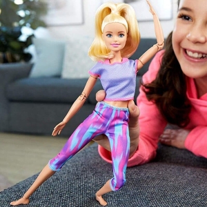 Barbie-stijl fitness pop voor meisjes gespeeld door een klein meisje in een huis
