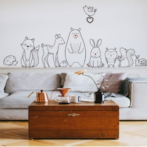 Wanddecoratie met dierenmotief in zwart en wit voor meisjes met een woonkamerachtergrond met sofa en tafel