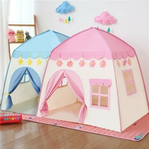 Huisvormige tent voor kleine roze en blauwe meisjes in een huis