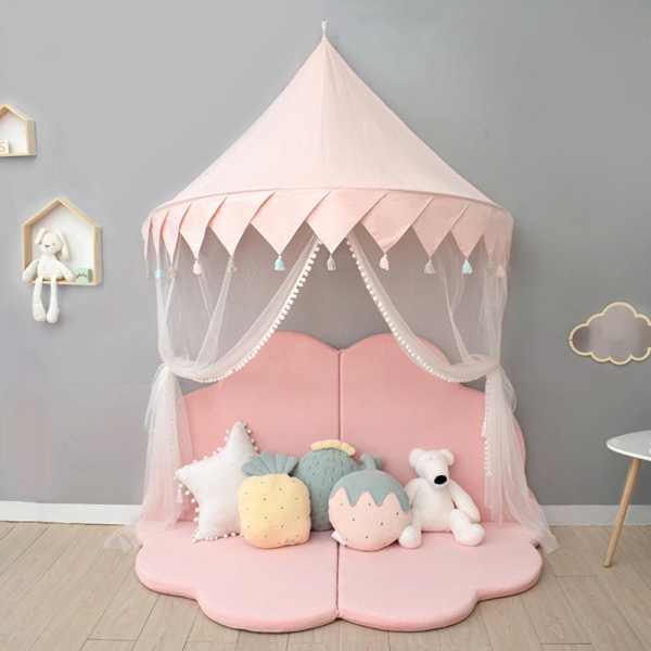 Roze tent met knuffels voor een meisje in een huis