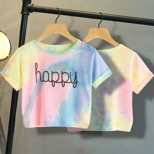 Multicoloured crop top t-shirt met een letter gedrukt voor een meisje in een huis