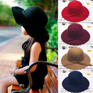 Modieuze hoed met strik gedragen door een meisje in verschillende kleuren