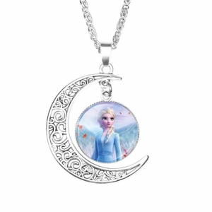 Schattige halsketting met maanhanger en portret van Elsa Sneeuwkoningin op een witte achtergrond