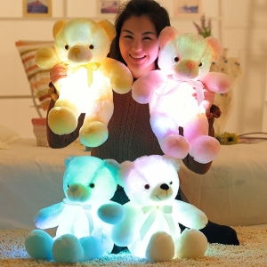 LED teddybeer voor meisjes, verschillende kleuren in een luierkamer