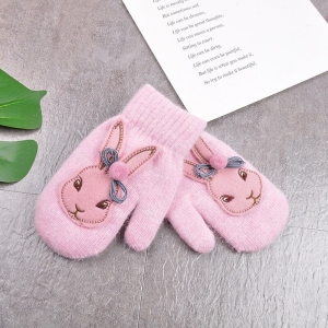 Paar roze handschoenen met konijnenmotief erop, platgelegd
