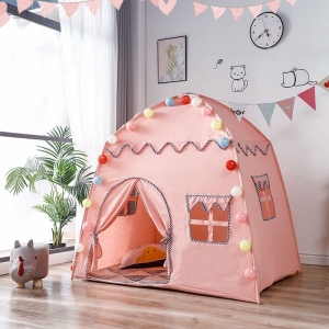 Tent in de vorm van een meisjeskasteel met ballonnen in een slaapkamer