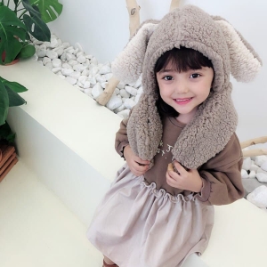Bonnet met konijnenoren voor een meisje gedragen door een klein meisje