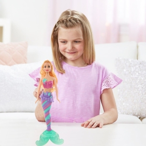 Barbie pop met flipper voor stijlvol meisje gespeeld door een meisje in een huis