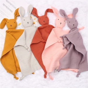Knuffel voor meisjes in de vorm van een modieus konijntje, in verschillende kleuren