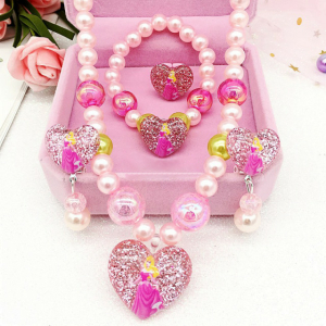 Open roze juwelendoosje met 4 Doornroosje juwelen erin