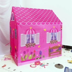 klein roze meisjeshuisje op een tapijt met patroon