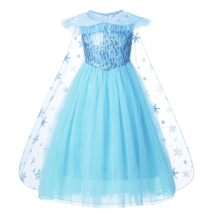 Blauwe verkleedjurk met Sneeuwkoningin prinsessencape voor klein meisje met witte achtergrond