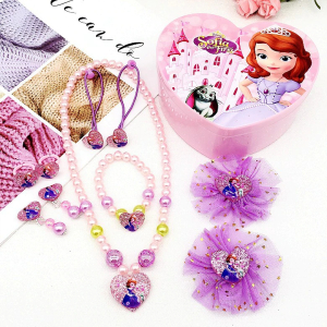 Roze hartvormig doosje met sieraden van prinses Sofia