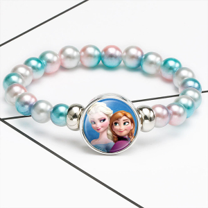 Roze en blauwe parelarmband met Elsa en Anna prinsessen ornament