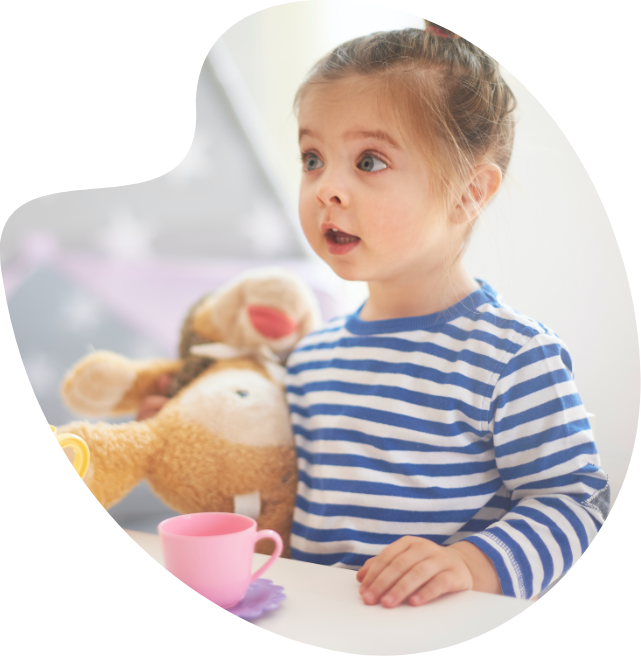 Kleine piraat die een knuffel vasthoudt