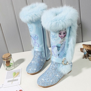 Prinses Elsa's kleurrijke laarzen voor meisjes blauw met een achtergrond een tafel met objecten