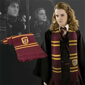 Sjaal van de 4 huizen van Harry Potter gedragen door een modieus meisje