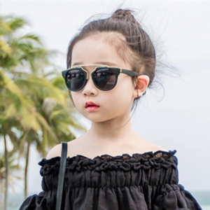 Trendy zwarte zonnebril voor kleine meisjes