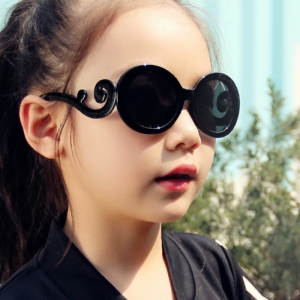 Modieuze zonnebril voor kleine meisjes gedragen door een meisje