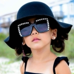 Strass zonnebril voor meisjes gedragen door een meisje