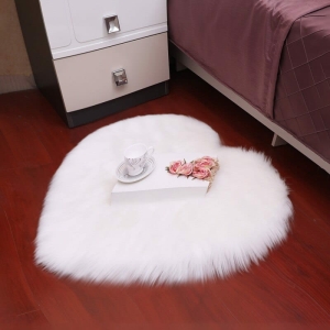 Hartvormig donzen tapijt voor de slaapkamer van een meisje in een huis