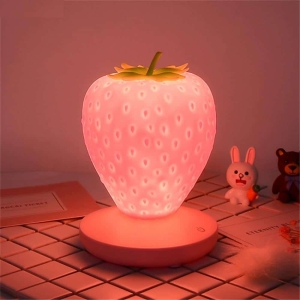 LED nachtlampje in de vorm van een aardbei voor meisjes. Goede kwaliteit en erg origineel op een tafel in huis
