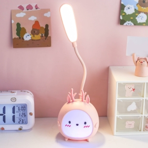 Roze konijntje LED nachtlampje voor meisjes op een tafel naast een klok.
