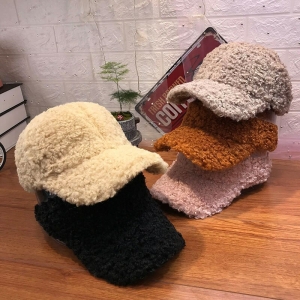 Modieuze muts van imitatiebont voor een meisje op een tafel in huis