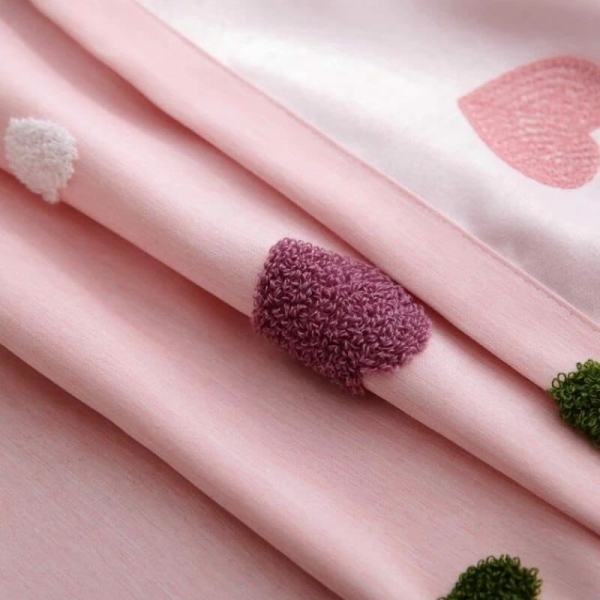 Gordijn met hartpatroon voor een modieuze meisjesslaapkamer