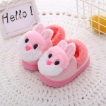 Slippers met konijntjesmotief voor meisjes op een tapijt