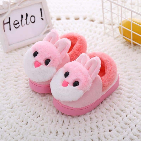 Slippers met konijntjesmotief voor meisjes op een tapijt