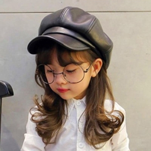 Modieuze zwarte baret voor meisjes gedragen door een klein meisje