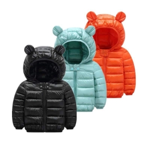 Drie gewatteerde donsjacks met teddyberenoren voor meisjes in zwart, blauw en oranje