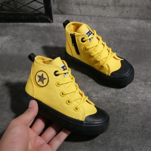 Converse schoenen met zwarte en gele sterren