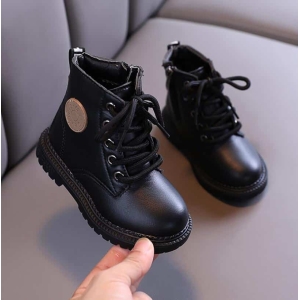 Zwarte waterdichte laarzen op een stoel