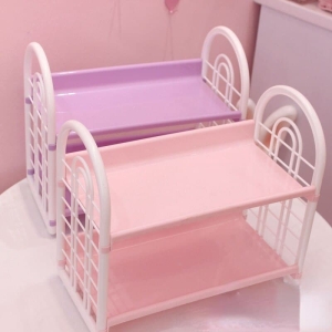 Meerkleurige opbergplank voor een meisjesslaapkamer op een tafel in een huis