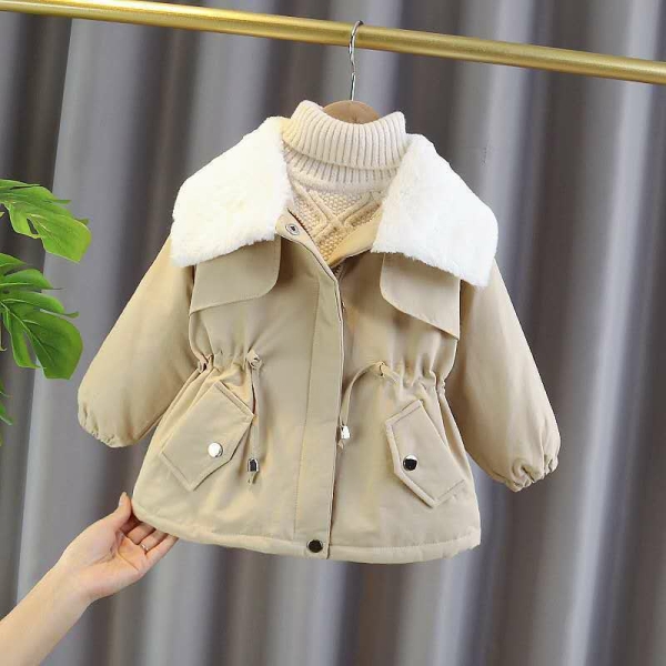 Meisjesjas met bontkraag op een hanger