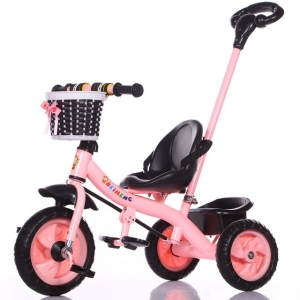 Kleurrijke driewieler voor kleine roze meisjes met witte achtergrond