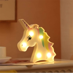LED eenhoorn nachtlampje voor de slaapkamer van een meisje op een tafel in een huis