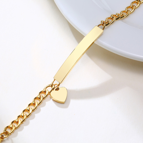 Gepersonaliseerde vergulde roestvrijstalen armband voor meisjes met een witte achtergrond