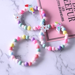 Set van 03 mooie snoepkleurige armbanden voor een meisje op een tafel