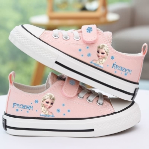 een paar roze converse sportschoenen met het Frozen-motief op een witte tafel