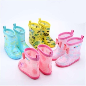 drie paar schoenen voor kinderen om ze tegen het slechtste weer te beschermen. De kleuren zijn blauw, geel, roze en paars