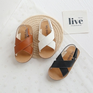 Zomerse sandalen van zacht leer voor kleine meisjes in verschillende kleuren op een tapijt