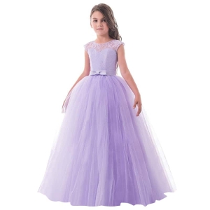 Een klein meisje draagt een paarse prinsessenjurk zonder mouwen van tule en kant