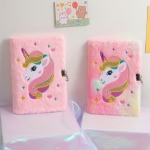 Eenhoorn agenda met slot voor kleine roze meisjes op een tafel in een huis